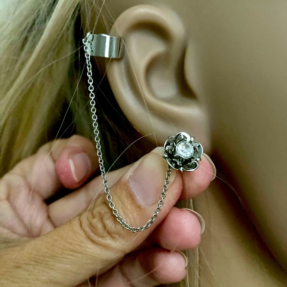 Silver ear cuff earring (1) - Picture 2 of 4